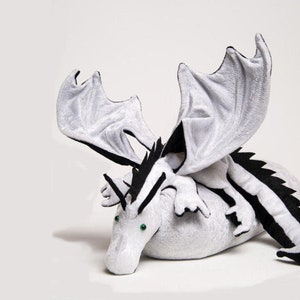 Shoulder dragon, white with spiky crest, dragon