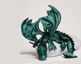 Schouderdraak groen met gekartelde kuif, draak,