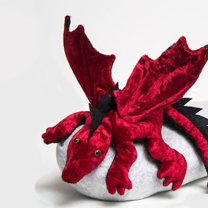 Shoulder dragon, baby dragon, dark red with spiky crest, dragon