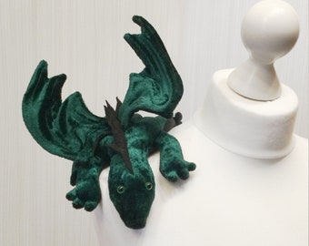 Bebé dragón de hombro, verde con cresta dentada