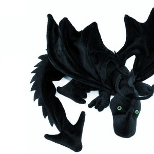 Hombro de dragón negro con cresta dentada.