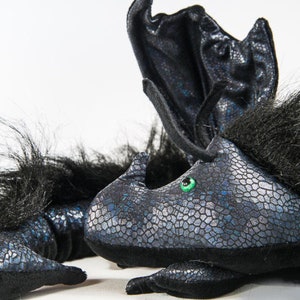 Schulterdrache reptilholo schwarz mit Plüschkamm, Special Edition,
