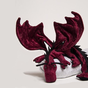 Shoulder dragon, bordeaux with spiky crest, collector's edition, dragon