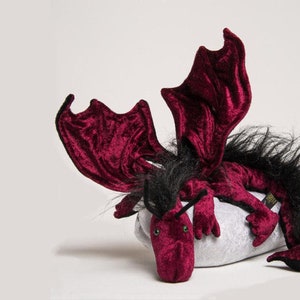 Shoulder dragon, bordeaux with plushy crest, dragon
