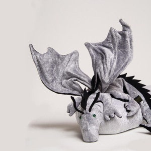 Shoulder dragon, silver with spiky crest, dragon