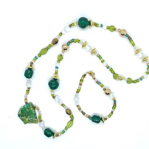 Collar, unas cuentas únicas, nuevas y recicladas con un colgante de piedra, un estilo único, ofrecido con un brazalete a juego.