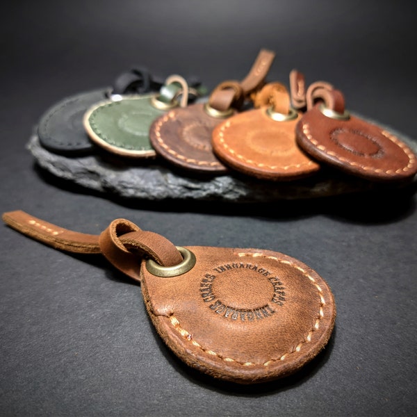 Funda de cuero para AirTag hecha a mano: funda vintage para llavero