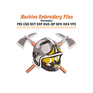 Könnte beinhalten: Maschinenstickdatei mit einem Feuerwehrhelm und gekreuzten Äxten. Das Design ist in Grau-, Gelb- und Schwarztönen gehalten, mit braunen Axtstielen. Der Text oben lautet "Machine Embroidery Files" und listet verschiedene Dateiformate auf.