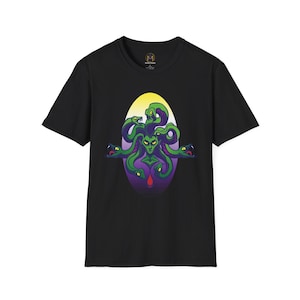 Puede incluir: Camiseta negra con un estampado gráfico de Medusa, una figura mitológica griega con serpientes como cabello. El gráfico está en un círculo con un esquema de color amarillo, morado y verde.