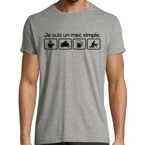 May include: Gray t-shirt with the text "Je suis un mec simple." and four icons: a cup of coffee, a motorcycle, a beer mug, and a couple.