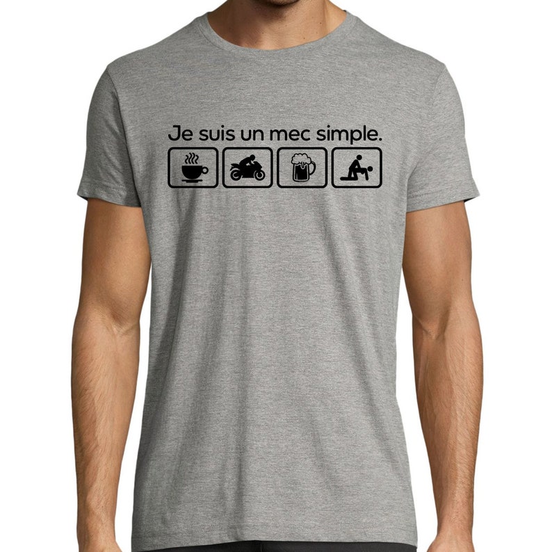 May include: Gray t-shirt with the text "Je suis un mec simple." and four icons: a cup of coffee, a motorcycle, a beer mug, and a couple.
