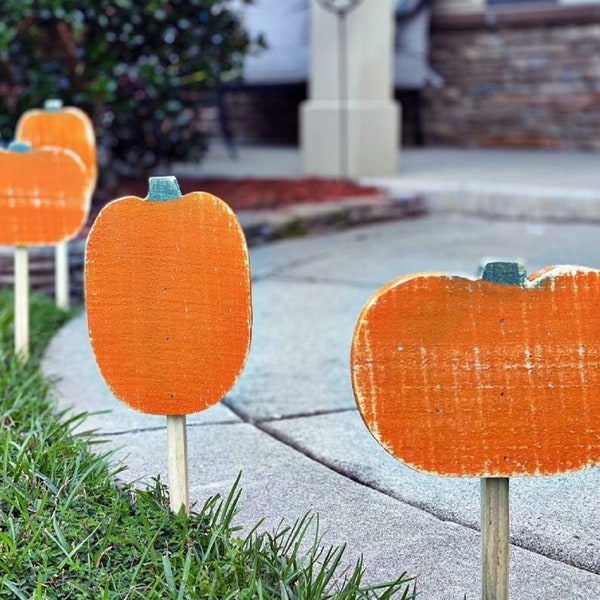 Pumpkin Yard Stakes, Orange Pumpkins, Halloween Yard Art, Lawn Decoration, Farmhouse Halloween, Halloween, Fall, Fall Decor, Fall Pumpkins