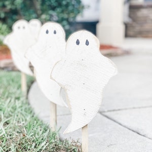 Conjunto de 4 estacas de patio fantasma, fantasma de Halloween, fantasmas de madera, fantasmas de granja, fantasmas rústicos, decoración de patio de Halloween, arte de jardín,