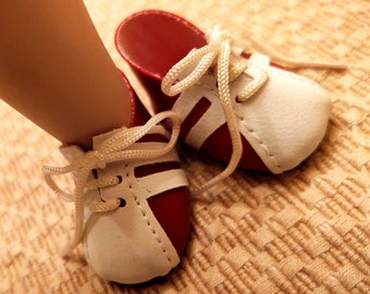 Rood-witte sneakers in poppenformaat (klein)