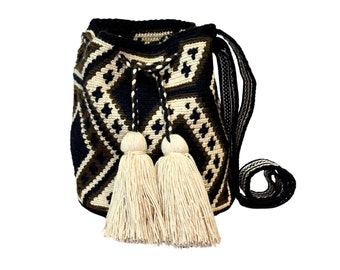 Wayuu mochila bag | Medium Traditional | Solid Strap | Black, brown and beige rhombus