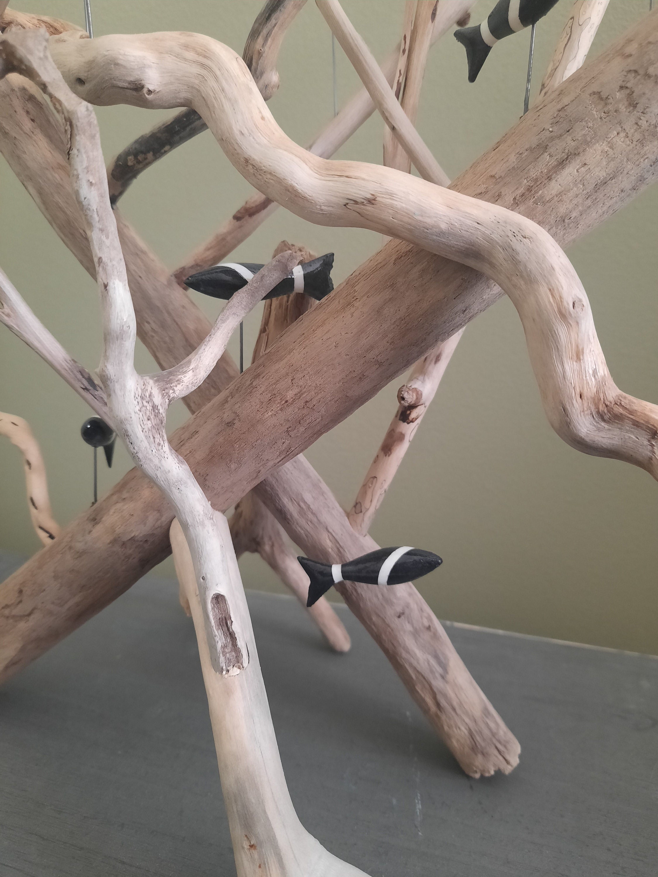 Pescado de madera tallado en el ensamblaje de madera flotante | Etsy