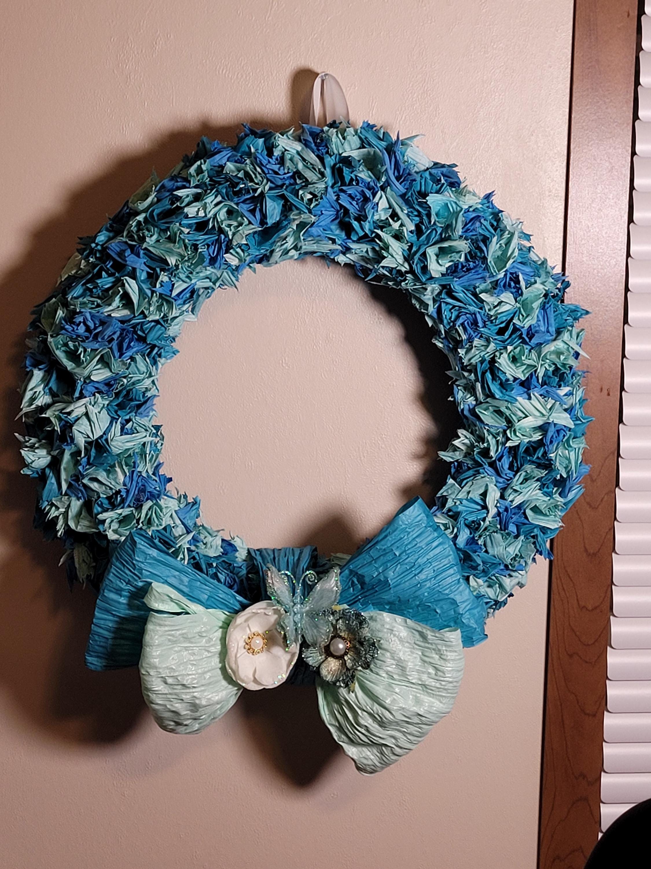 Preciosa corona azul hecha con cinta de papel vintage. Decoración para pared o puerta.