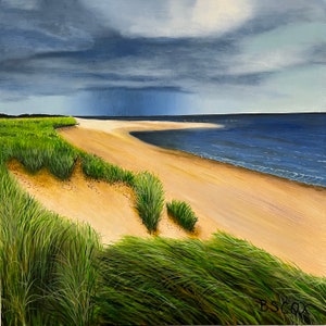 Puede incluir: Una pintura de una escena de playa con hierba verde en primer plano y una playa de arena que conduce a un océano azul. El cielo es gris tormentoso con un toque de azul.