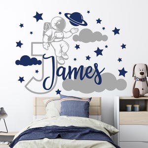 Adhesivo de pared de vinilo personalizado con astronauta en letra monograma entre nubes y estrellas, calcomanía con temática espacial, decoración para habitación infantil.