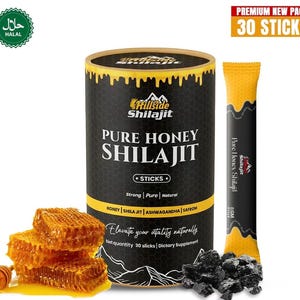 Op de afbeelding: Een zwarte cilindrische container met Hillside Shilajit Pure Honey Shilajit sticks, met een honingraat en een enkele stick. De container heeft gele accenten en tekst. De afbeelding bevat ook een honingraat en een enkele stick.