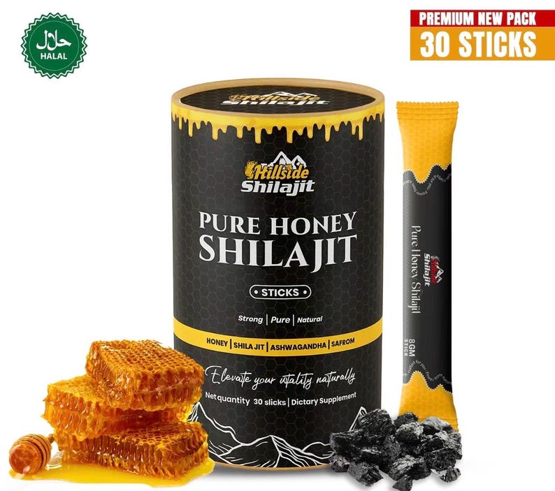Op de afbeelding: Een zwarte cilindrische container met Hillside Shilajit Pure Honey Shilajit sticks, met een honingraat en een enkele stick. De container heeft gele accenten en tekst. De afbeelding bevat ook een honingraat en een enkele stick.