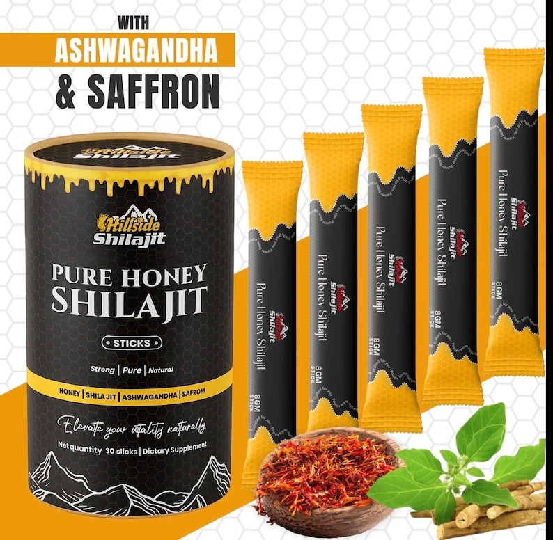 Op de afbeelding: Een afbeelding van Pure Honey Shilajit-producten. Een zwarte cilindrische container met gele details en tekst, samen met verschillende stickverpakkingen. De tekst op de container en verpakkingen luidt "Pure Honey Shilajit". De afbeelding bevat ook saffraan en ashwagandha.