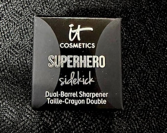 Sacapuntas de maquillaje de doble barril “Superhero Sidekick” de IT Cosmetics – Nuevo en caja