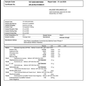 Op de afbeelding: Een laboratoriumrapport van HILLSIDE WELLNESS LLC, met details over de analyse van "SHILAIJIT GUMMIES". Het rapport bevat monsterdetails, analyseresultaten voor onzuiverheden en microbi&euml;le inhoud en is gedateerd 31 juli 2025. Metingen in mg/kg en g.