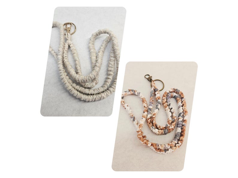 Op de afbeelding: Twee keycords met een macram&eacute; koordontwerp. E&eacute;n keycord is effen lichtbeige, terwijl de andere een meerkleurig koord is met tinten wit, bruin en grijs. Beide keycords zijn voorzien van een metalen ring en een karabijnhaak als bevestiging.