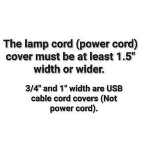 Puede incluir: Fondo blanco con texto negro. El texto indica que una cubierta de cable de l&aacute;mpara debe tener al menos 3,8 cm de ancho o m&aacute;s. Tambi&eacute;n menciona que los anchos de 1,9 cm y 2,5 cm son para cubiertas de cable USB.