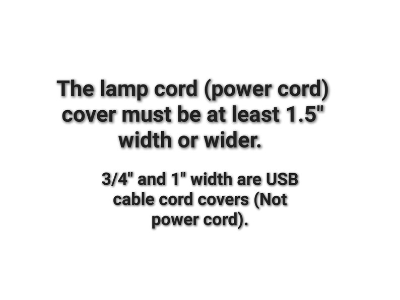 Puede incluir: Fondo blanco con texto negro. El texto indica que una cubierta de cable de l&aacute;mpara debe tener al menos 3,8 cm de ancho o m&aacute;s. Tambi&eacute;n menciona que los anchos de 1,9 cm y 2,5 cm son para cubiertas de cable USB.