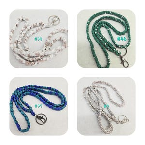 K&ouml;nnte beinhalten: Vier Stoff-Lanyards mit Metall-Schl&uuml;sselringen und Karabinerverschl&uuml;ssen. Oben links #39 ist beige und wei&szlig;. Oben rechts #46 ist dunkelgr&uuml;n mit wei&szlig;en Punkten. Unten links #37 ist blau und blaugr&uuml;n. Unten rechts #3 ist grau und wei&szlig; marmoriert.