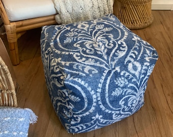 Puf otomano con diseño de damasco floral: tela Swavelle Dalusio azul y blanca