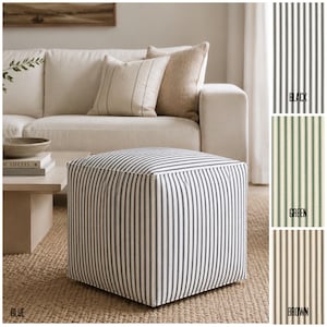 Peut inclure: Un pouf carré à rayures bleues et blanches. Le pouf est placé sur un tapis tissé devant un canapé crème avec des coussins assortis. L'image montre également des échantillons de tissu à rayures noires, vertes et marron.