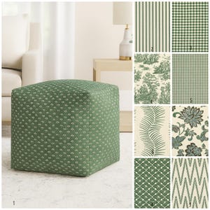 Może przedstawiać: Zielona pufa w kształcie kwadratu z powtarzającym się białym wzorem kwiatowym. Pufa stoi na jasnym dywanie. Obraz przedstawia również próbki tkanin z różnymi zielono-białymi wzorami, w tym paski, kraty i wzory kwiatowe.