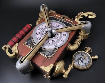 Pode incluir: Um relógio em estilo steampunk com moldura de madeira, detalhes em latão e mostrador prateado. O relógio apresenta um design exclusivo de três braços e um pequeno relógio de bolso. O relógio tem cerca de 20 cm de largura.
