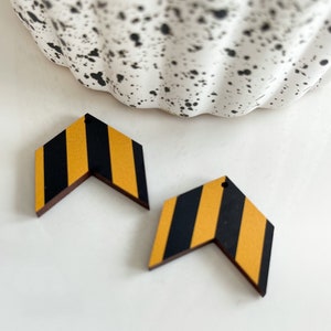 Yellow & Black Striped Wooden Arrows Findings Blanks 1-hole (5pair)