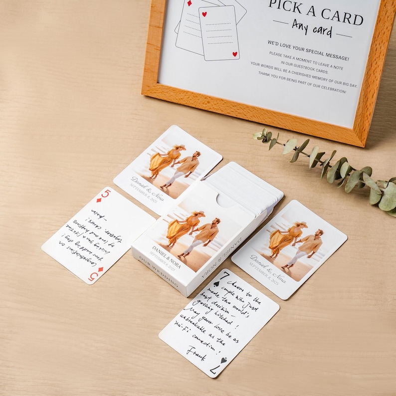 Wedding playing favors perfect for card players and memorable guest messages.