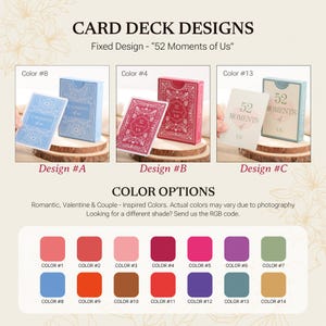 Puede incluir: Dise&ntilde;os de barajas en azul claro, rojo y verde claro. Cada baraja se muestra con una carta sobre una rodaja de madera. El texto de la carta dice "52 Moments of Us". Las opciones de color se muestran a continuaci&oacute;n.