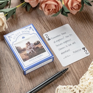 Verschillende foto's: kaarten bruiloftsgastenboek met doos, speelkaarten bruiloft, fotoalbumkaarten, kaarten inlogboek, eenvoudig gastenboek