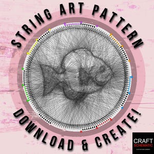 Op de afbeelding: Een kleurrijk string art-patroon van een vis met de tekst "String Art Pattern Download & Create!" rond de buitenkant van de cirkel.