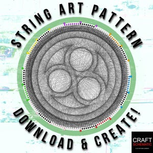 Op de afbeelding: Een string art patroon met een cirkelvormig ontwerp met drie overlappende cirkels. Het patroon is omgeven door een groene cirkel met de tekst "STRING ART PATTERN" en "DOWNLOAD & CREATE!" in zwarte tekst. Het patroon is gemaakt van zwarte lijnen en stippen in verschillende kleuren.