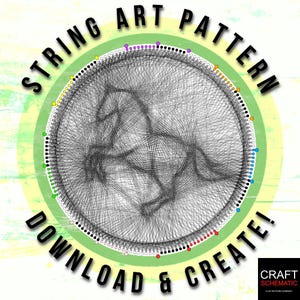Puede incluir: Un círculo verde con el texto "String Art Pattern Download & Create!" alrededor del borde. Dentro del círculo hay un diseño de arte de cuerda en blanco y negro de un caballo.