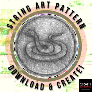 Può includere: Design di modello di arte con la corda con un motivo di corda in bianco e nero a forma di una S stilizzata. Il motivo è circondato da un cerchio di punti colorati. Il testo "String Art Pattern" è scritto in un cerchio attorno al motivo. Il testo "Download & Create!" è scritto sotto il motivo. Il testo "Craft Schematic" è scritto nell'angolo in basso a destra.