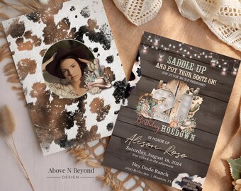 Puede incluir: Dos invitaciones de cumpleaños personalizadas. Una presenta una foto de una mujer con sombrero de vaquero, la otra tiene un fondo de madera con el texto "Saddle Up" y "21st Birthday Hoedown" con detalles del evento.