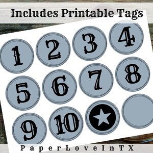 Pu&ograve; includere: Etichette stampabili con i numeri da 1 a 10 e una stella in un design bianco e nero su sfondo blu chiaro. Il testo "Includes Printable Tags" e "Paper Love In TX" &egrave; incluso.