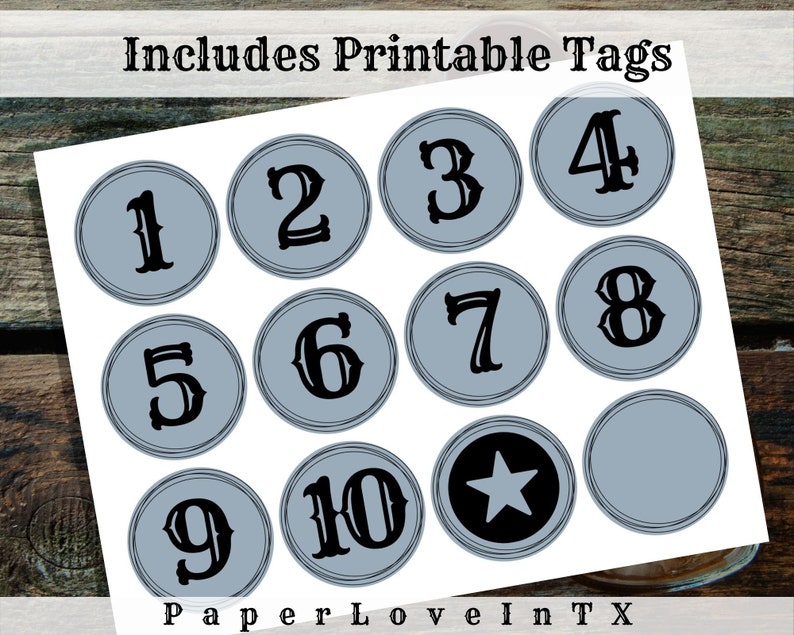 Pu&ograve; includere: Etichette stampabili con i numeri da 1 a 10 e una stella in un design bianco e nero su sfondo blu chiaro. Il testo "Includes Printable Tags" e "Paper Love In TX" &egrave; incluso.