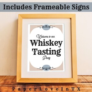 Pu&ograve; includere: Un cartello stampabile in una cornice marrone con il testo "Benvenuti alla nostra degustazione di whisky". Il cartello ha un bordo decorativo con un design a spirale e un cerchio blu chiaro.