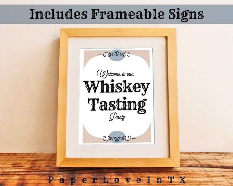 Pu&ograve; includere: Un cartello stampabile in una cornice marrone con il testo "Benvenuti alla nostra degustazione di whisky". Il cartello ha un bordo decorativo con un design a spirale e un cerchio blu chiaro.