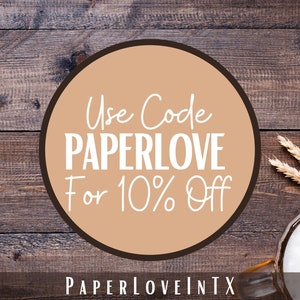 Pu&ograve; includere: Un cerchio marrone con un contorno bianco su uno sfondo di legno. Il cerchio contiene il testo "Use Code PAPERLOVE for 10% Off".